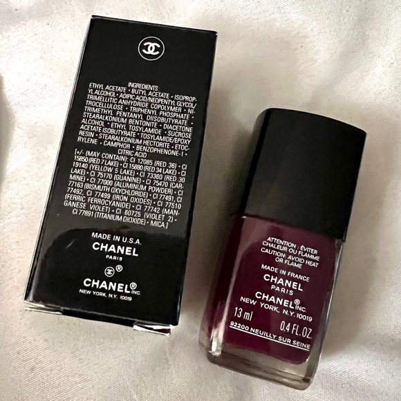 👑✅PRICE FIRM✅ AUTHENTIC Brand new CHANEL eye pencil and nail polish set - Picture 3 of 10